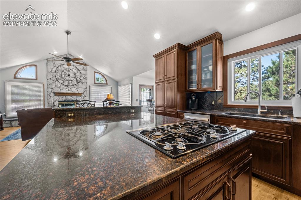 Image 15 of 50: Kitchen