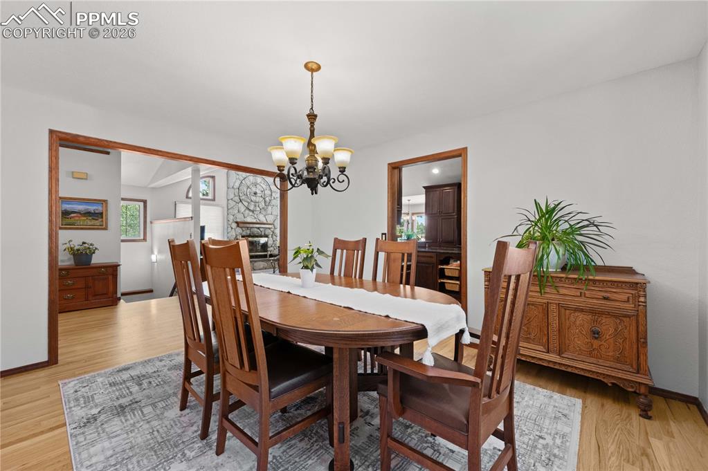 Image 16 of 40: Dining Area