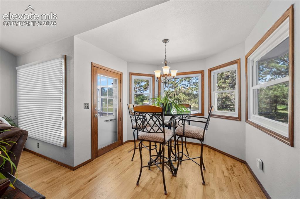 Image 16 of 50: Dining Area