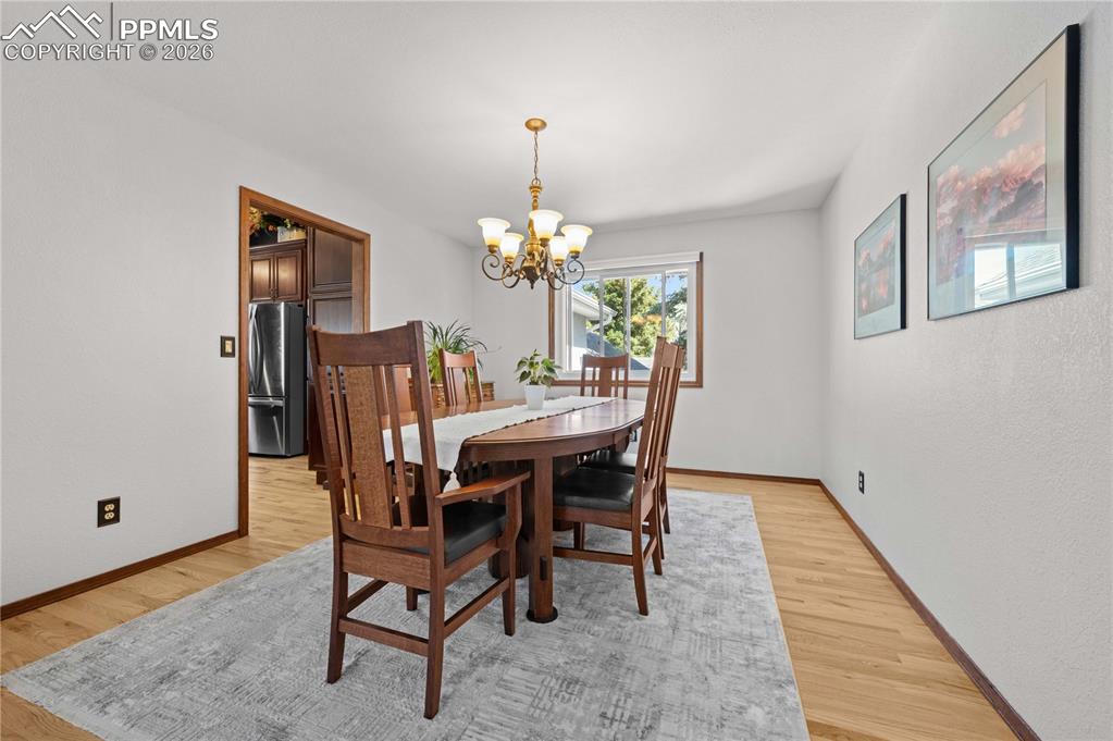 Image 17 of 40: Dining Area