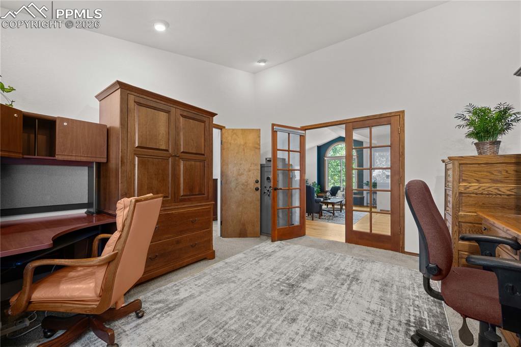 Image 20 of 40: Office