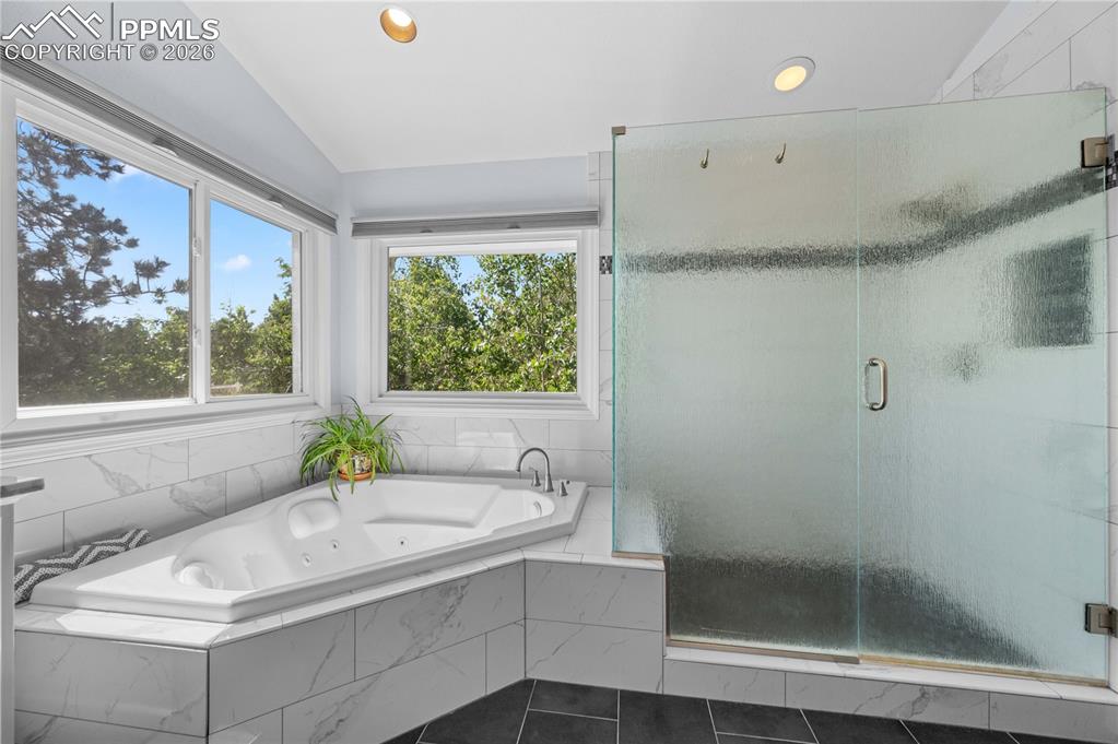 Image 23 of 40: Bathroom