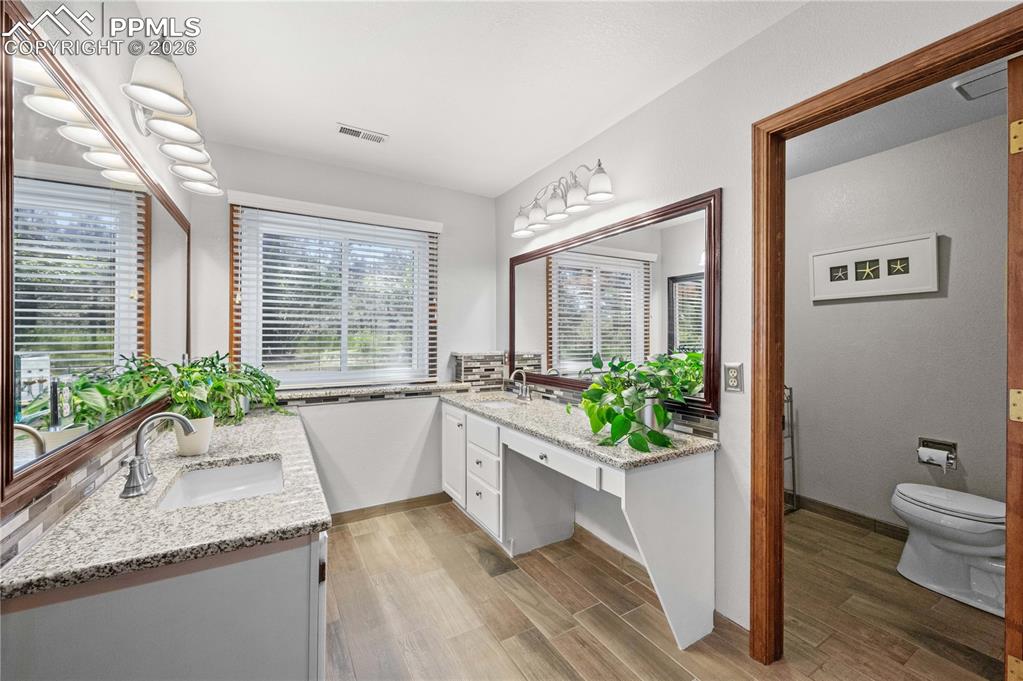 Image 31 of 40: Bathroom