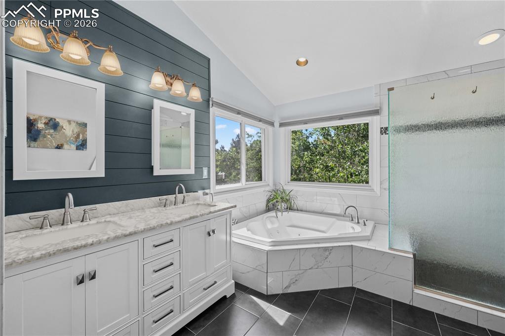 Image 32 of 40: Bathroom