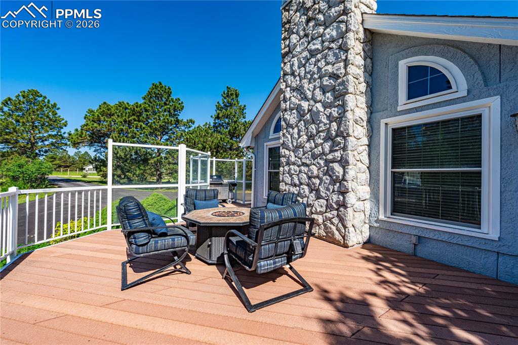 Image 33 of 40: Deck