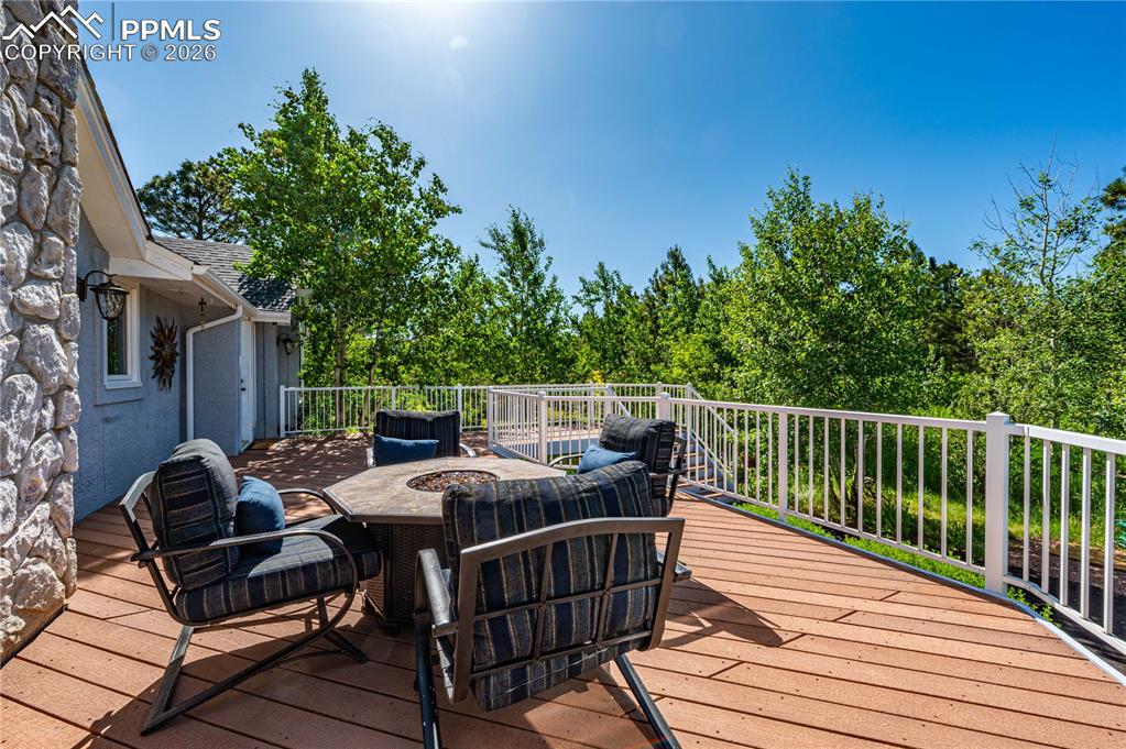 Image 35 of 40: Deck