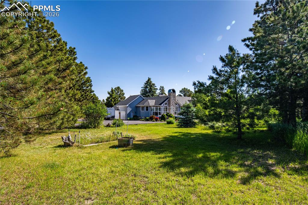 Image 37 of 40: Yard