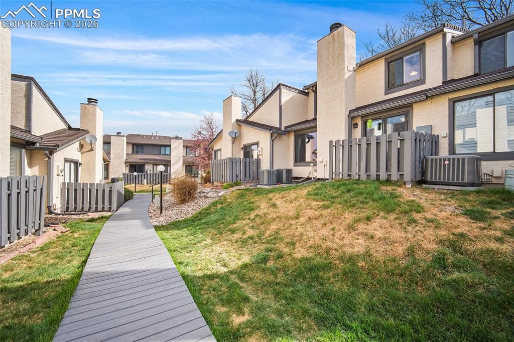 Image 19 of 31: View of property