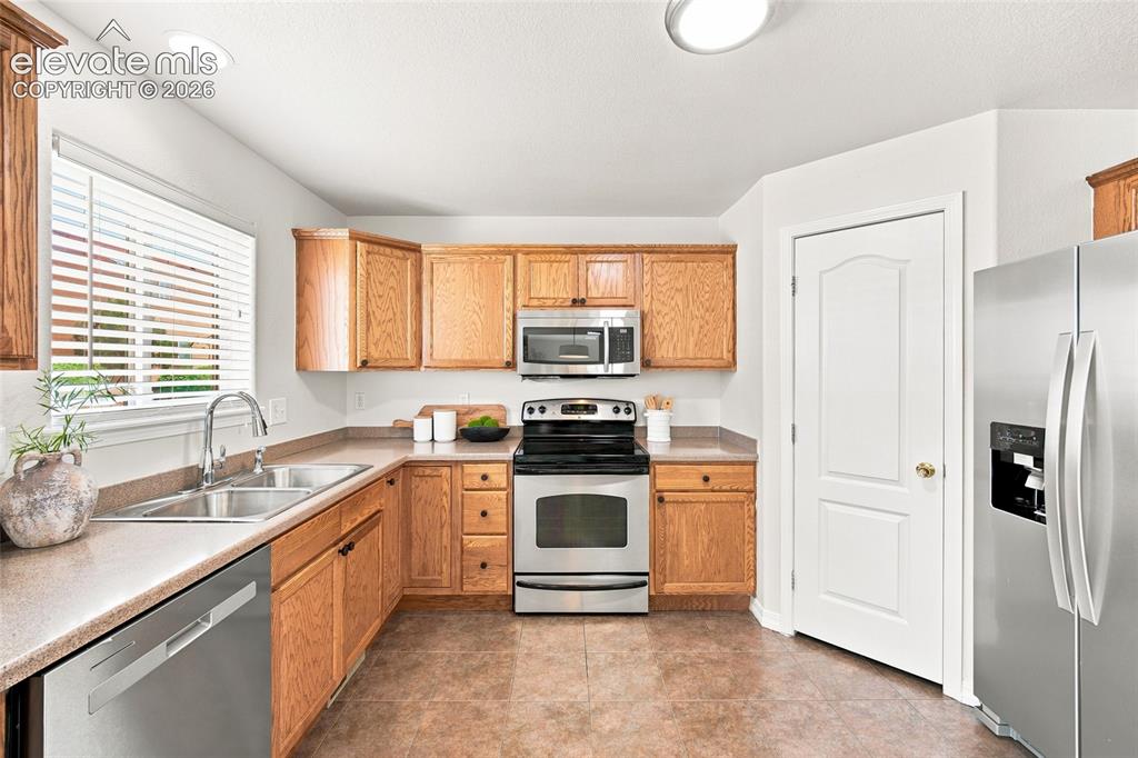 Image 15 of 47: Kitchen