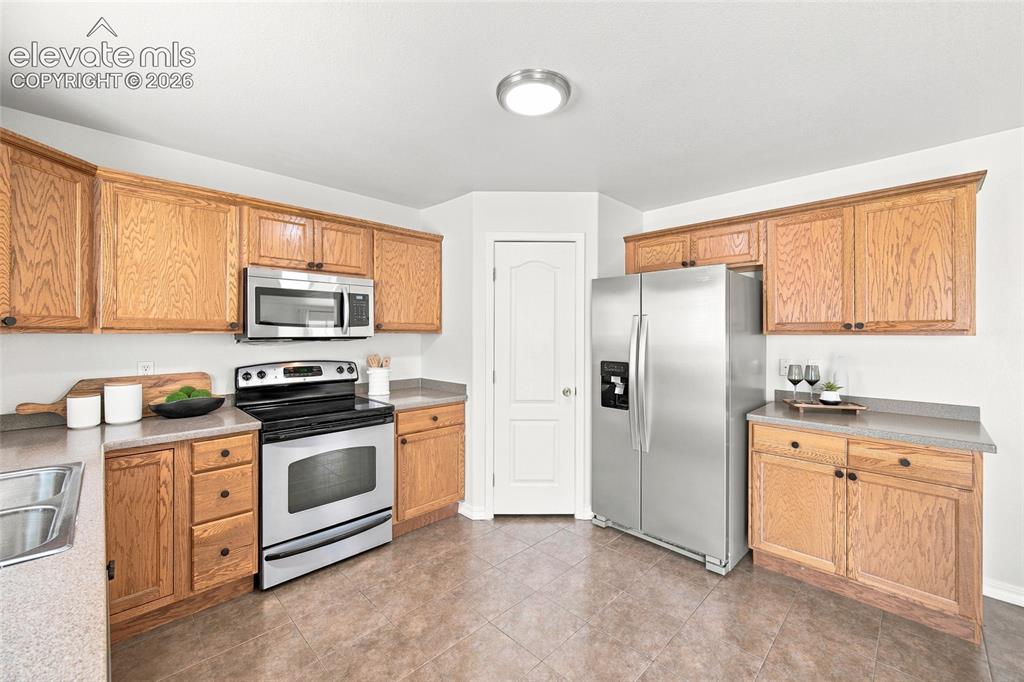 Image 16 of 47: Kitchen