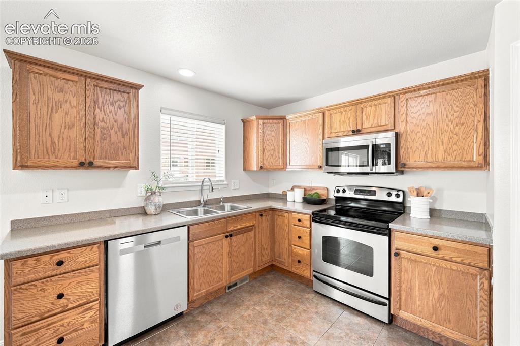 Image 17 of 47: Kitchen