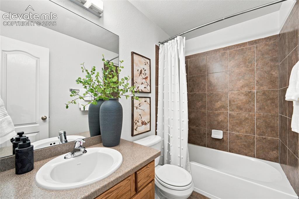 Image 30 of 47: Bathroom