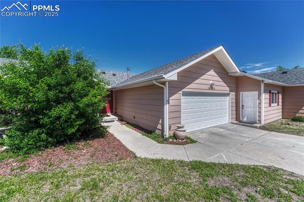 Image 35 of 41: Entry