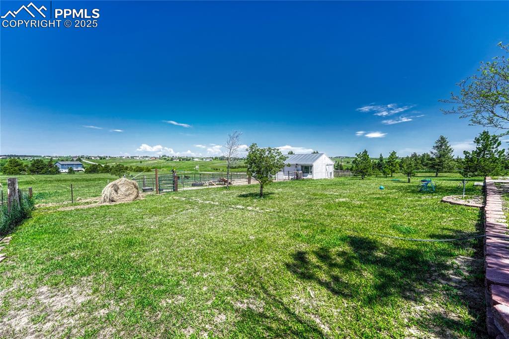 Image 39 of 41: Yard