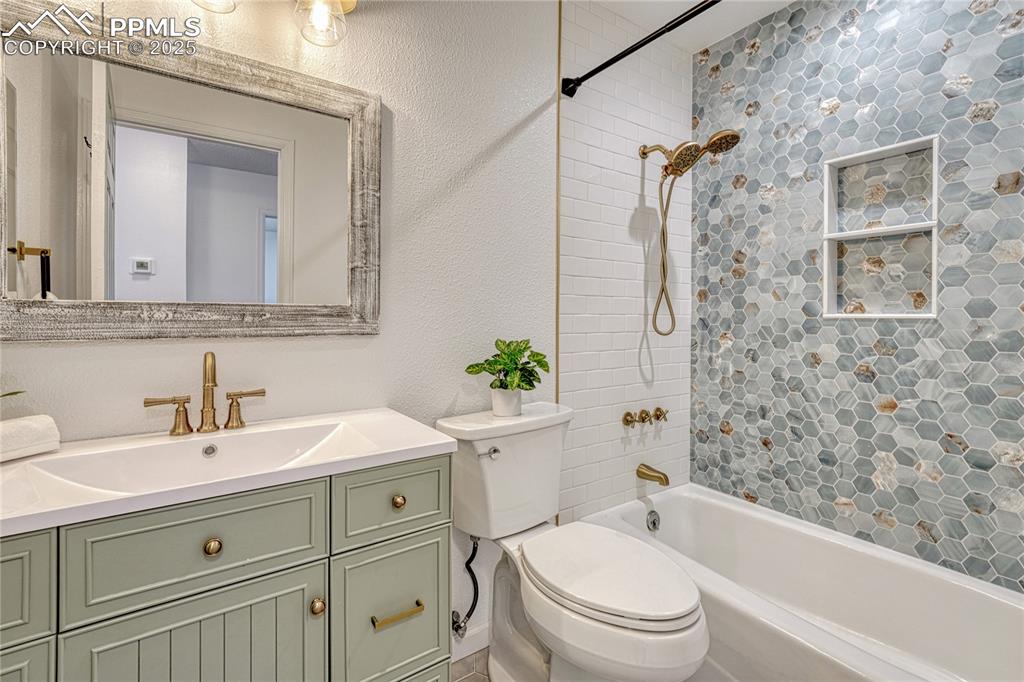 Image 4 of 41: Bathroom