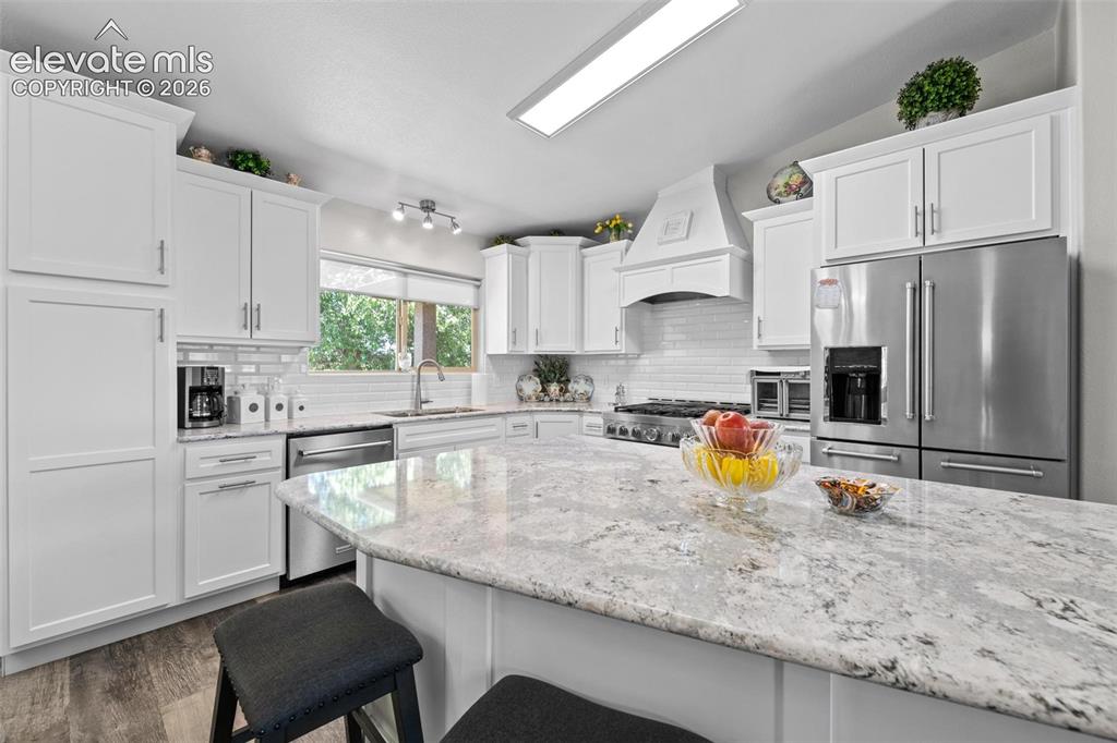 Image 10 of 47: Kitchen