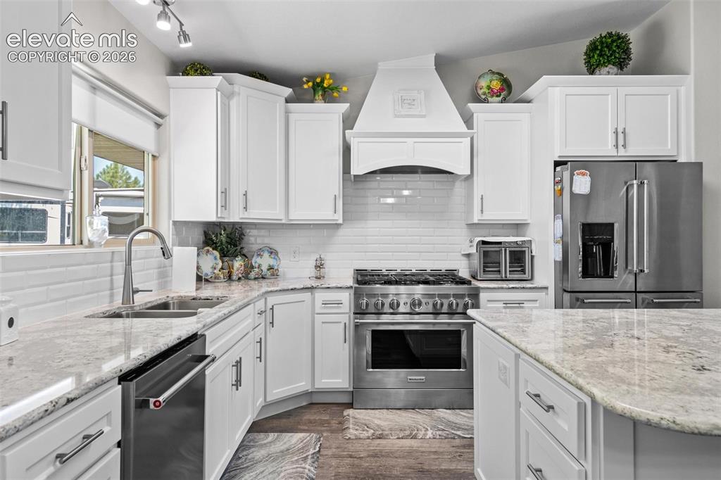 Image 11 of 47: Kitchen