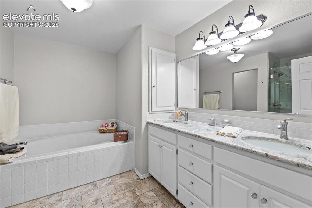 Image 17 of 47: Bathroom