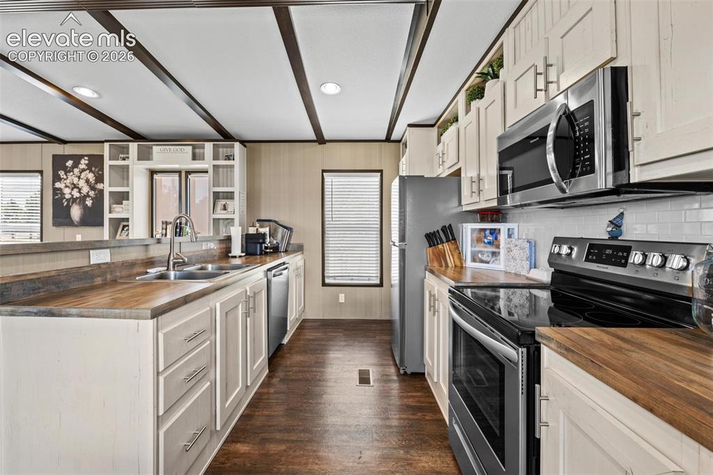 Image 35 of 47: Kitchen