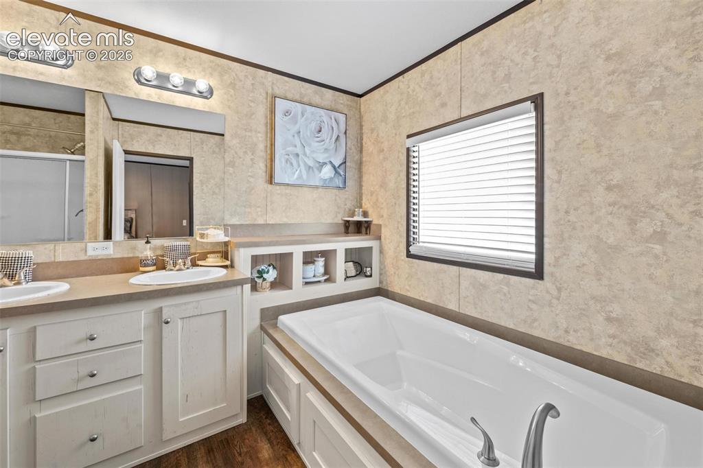 Image 39 of 47: Bathroom