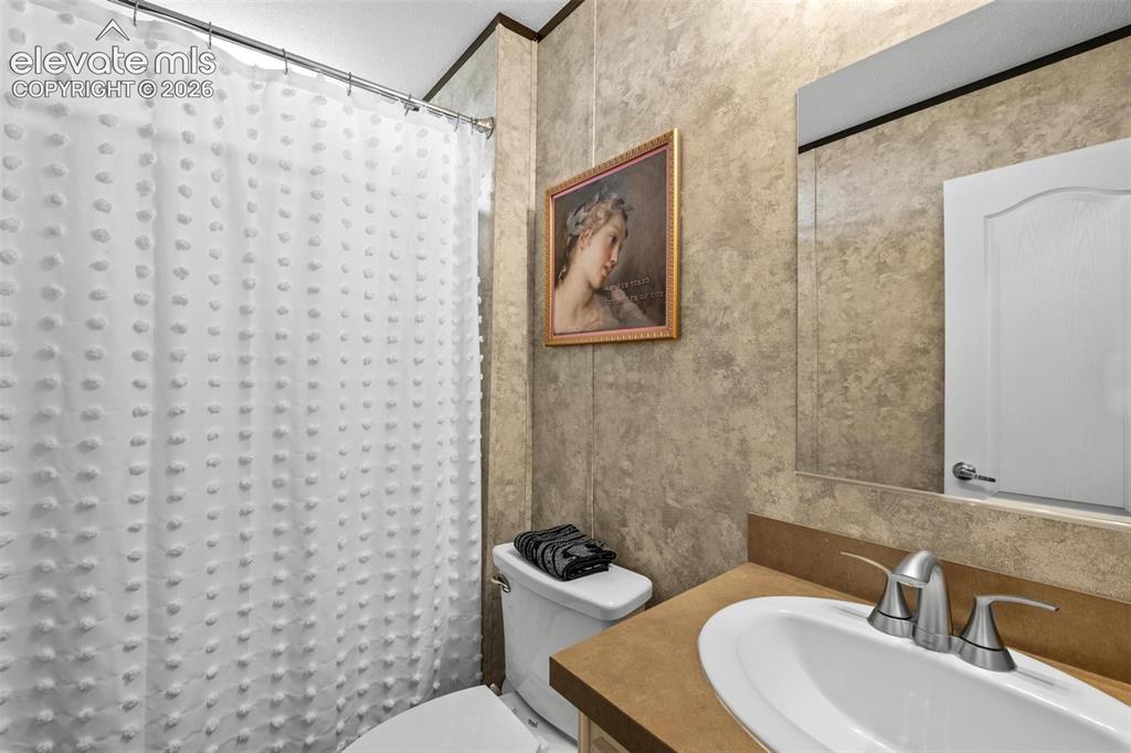 Image 40 of 47: Bathroom