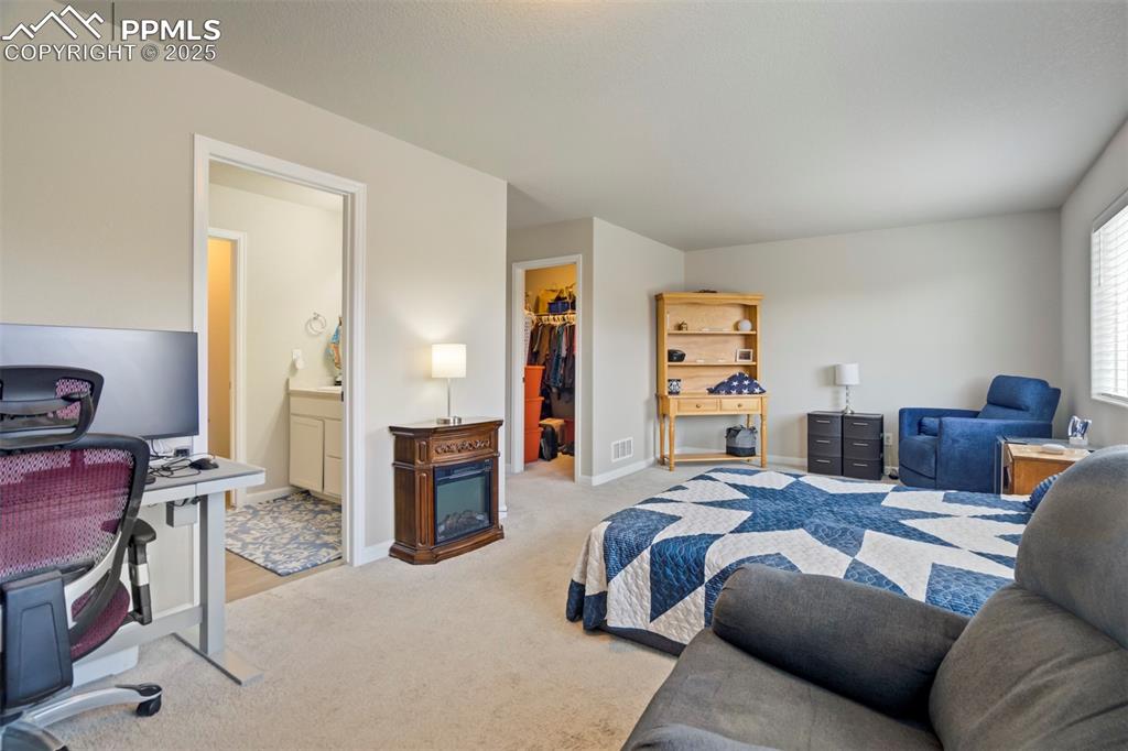 Image 17 of 34: Bedroom