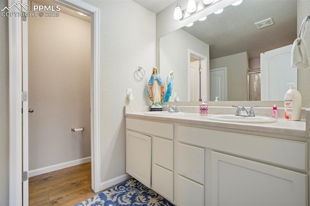 Image 19 of 34: Bathroom