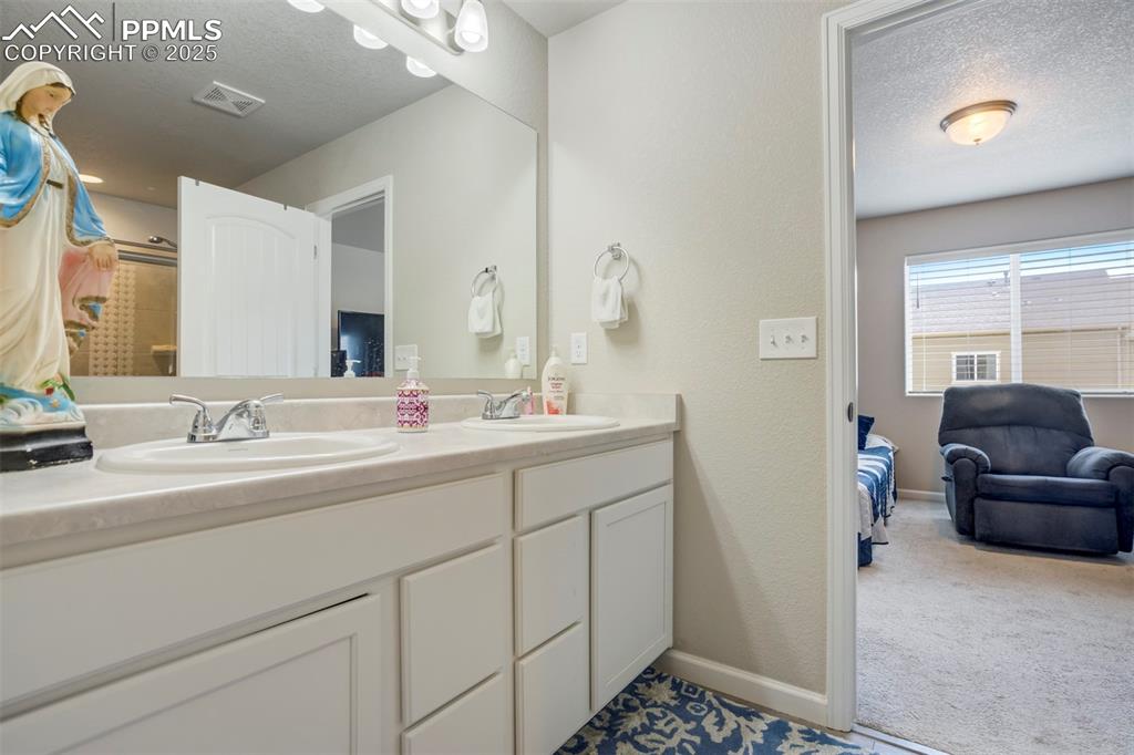 Image 20 of 34: Bathroom