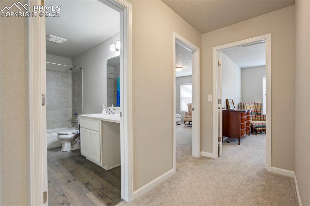 Image 21 of 34: Bathroom