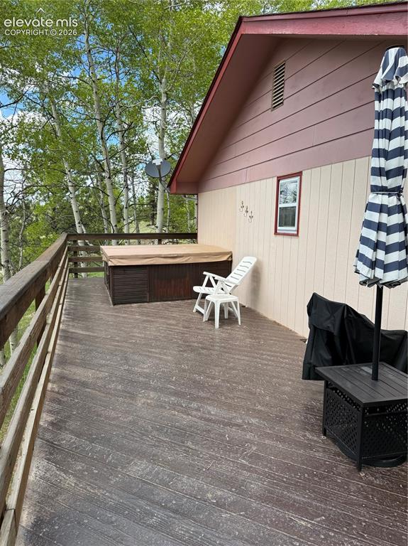 Image 29 of 38: Side Deck