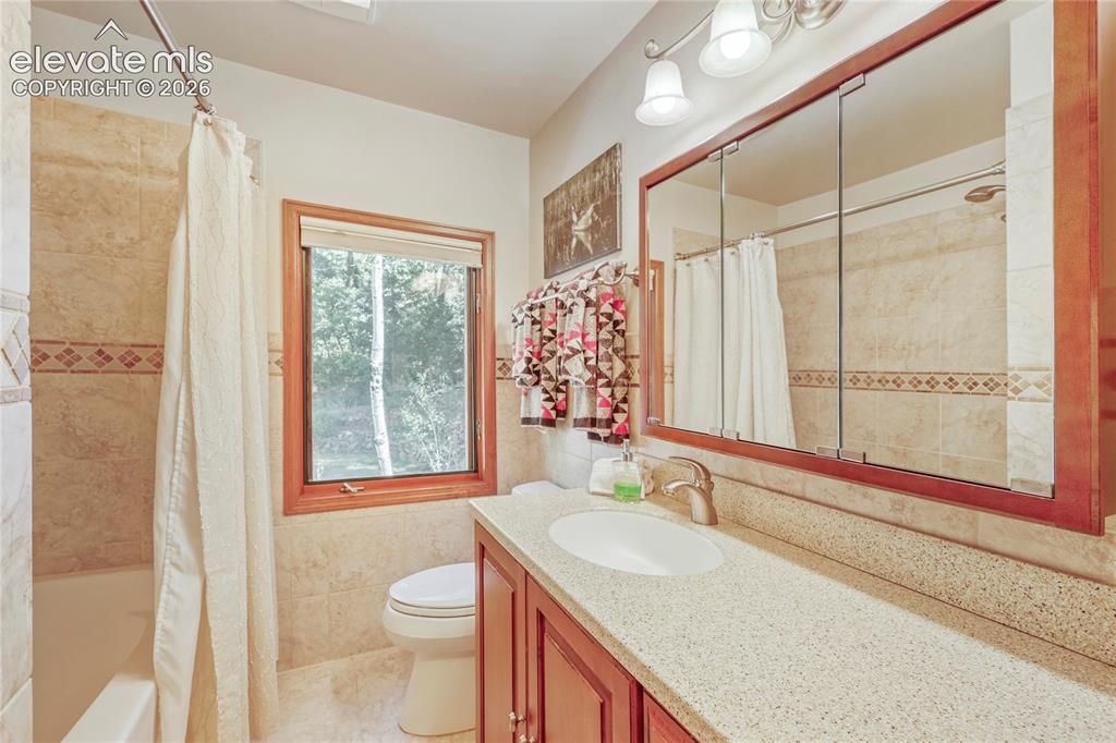 Image 18 of 26: Bathroom