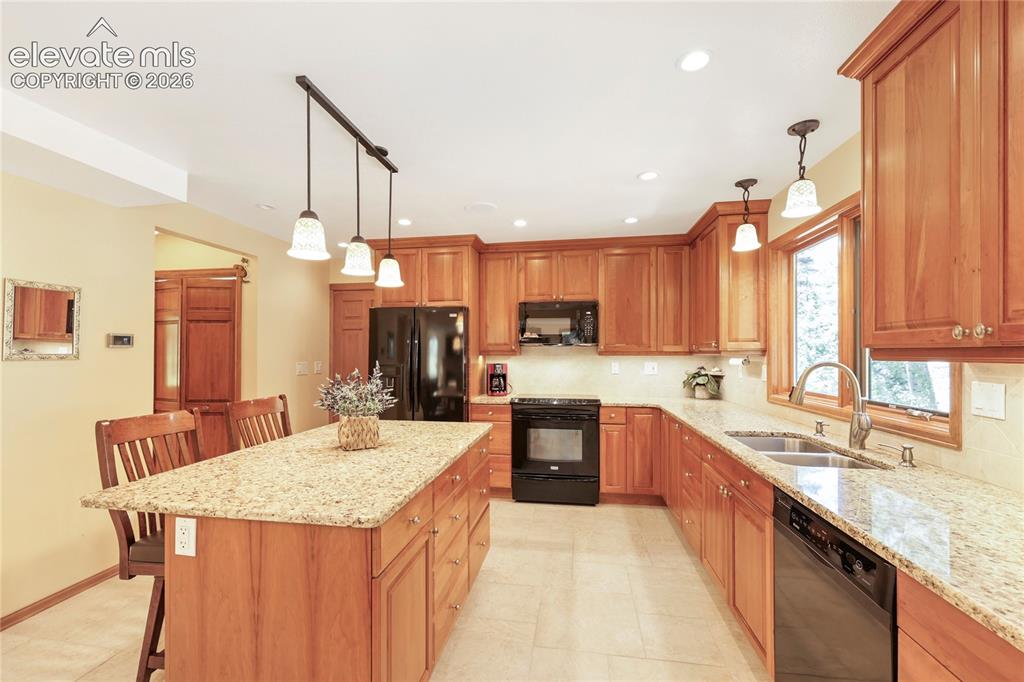 Image 4 of 26: Kitchen