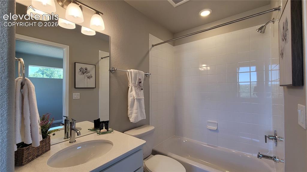 Image 30 of 41: Bathroom
