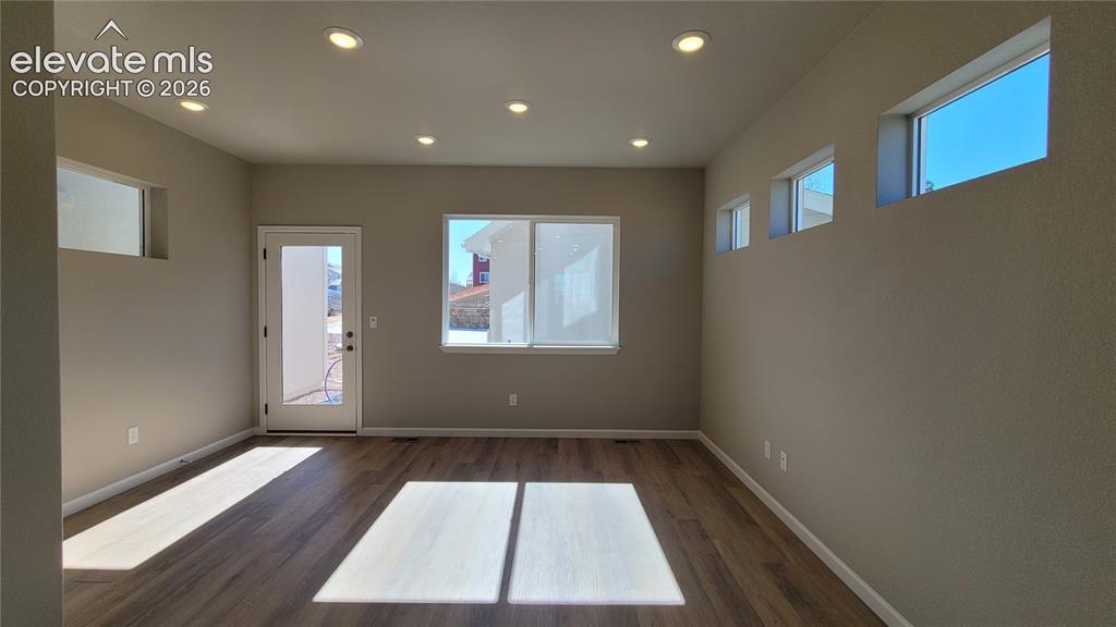 Image 6 of 25: Dining area!
