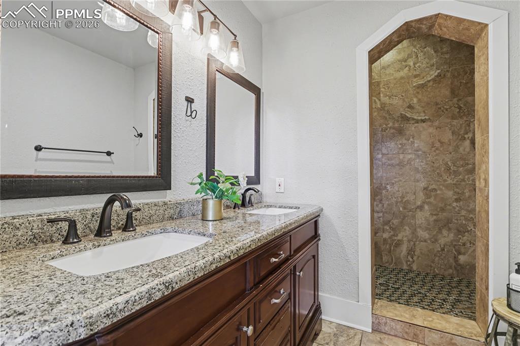 Image 14 of 50: Bathroom