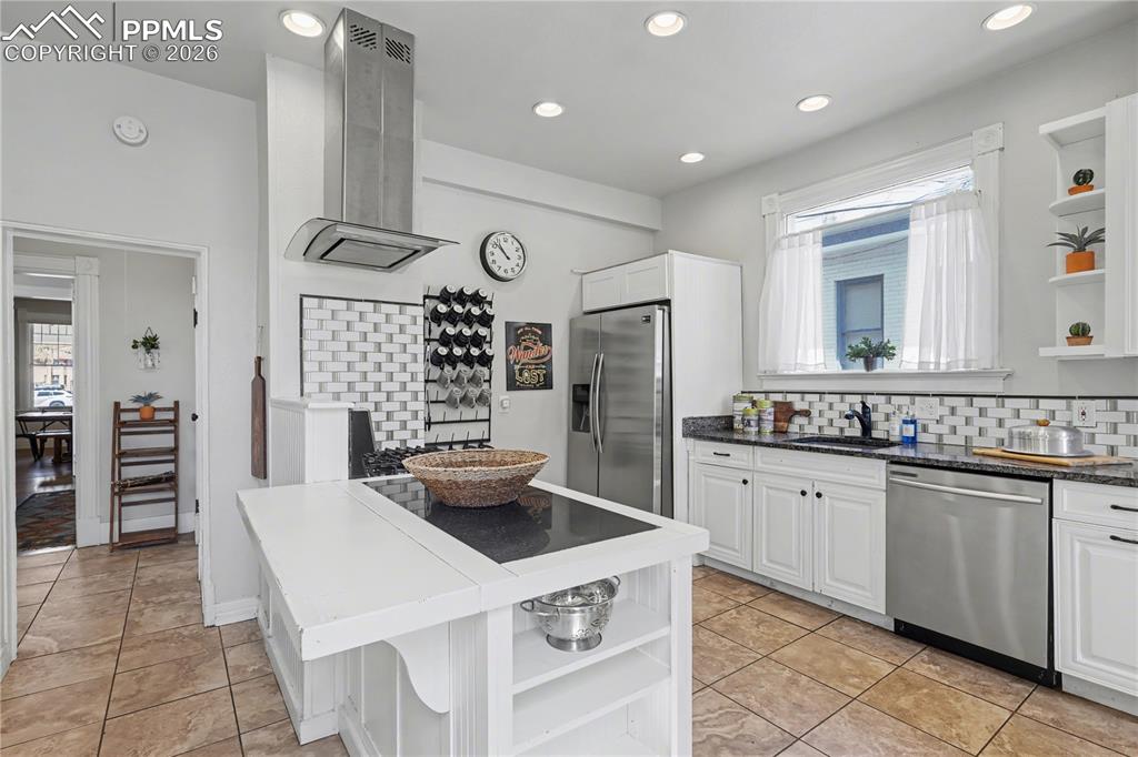 Image 15 of 50: Kitchen