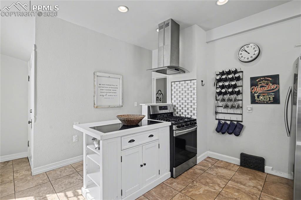 Image 16 of 50: Kitchen