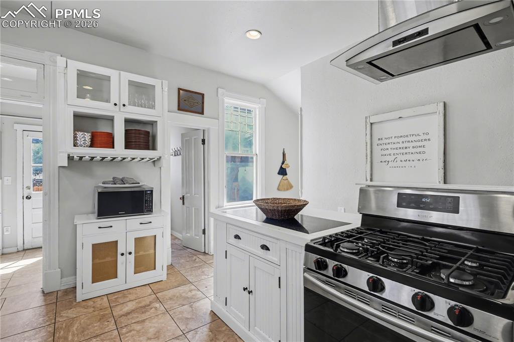 Image 17 of 50: Kitchen