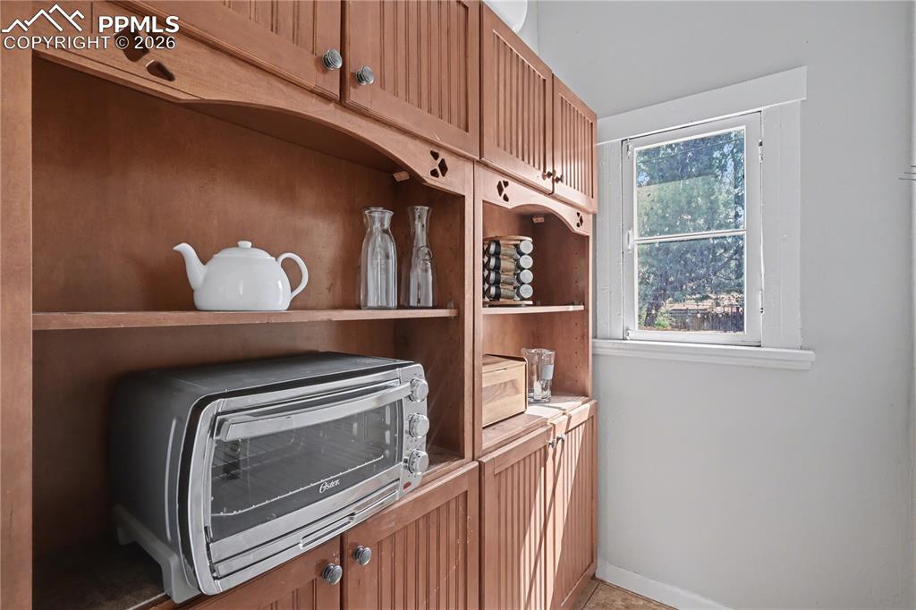 Image 18 of 50: Pantry