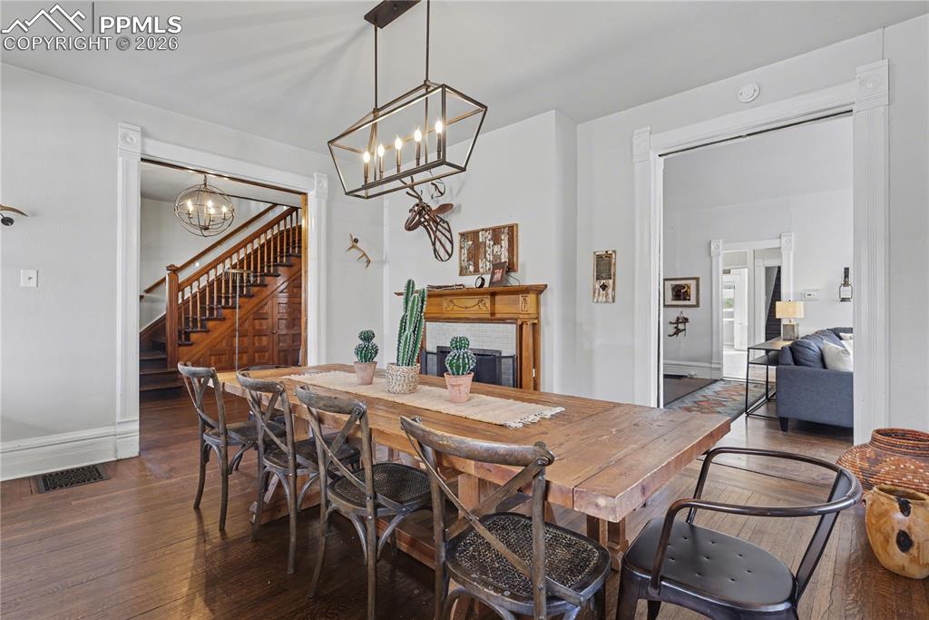 Image 8 of 50: Dining Room