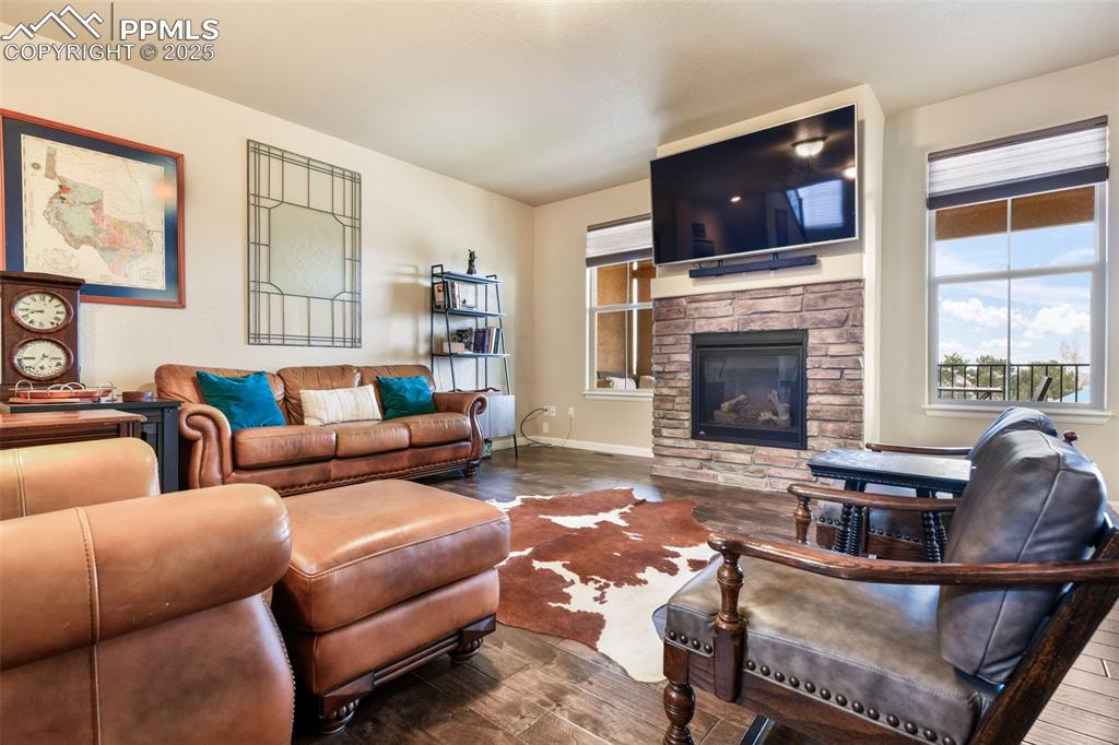 Image 11 of 50: Living Room