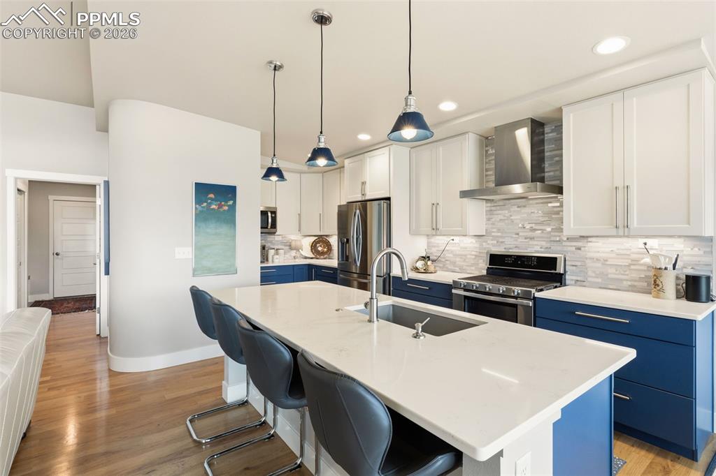 Image 10 of 50: Kitchen