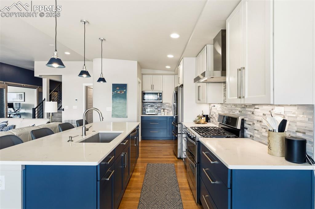 Image 12 of 50: Kitchen