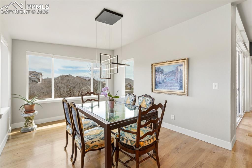 Image 13 of 50: Dining Area