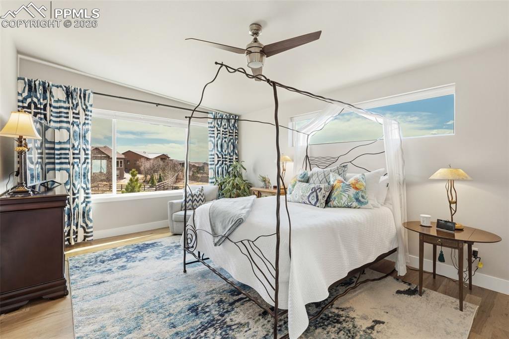 Image 19 of 50: Bedroom