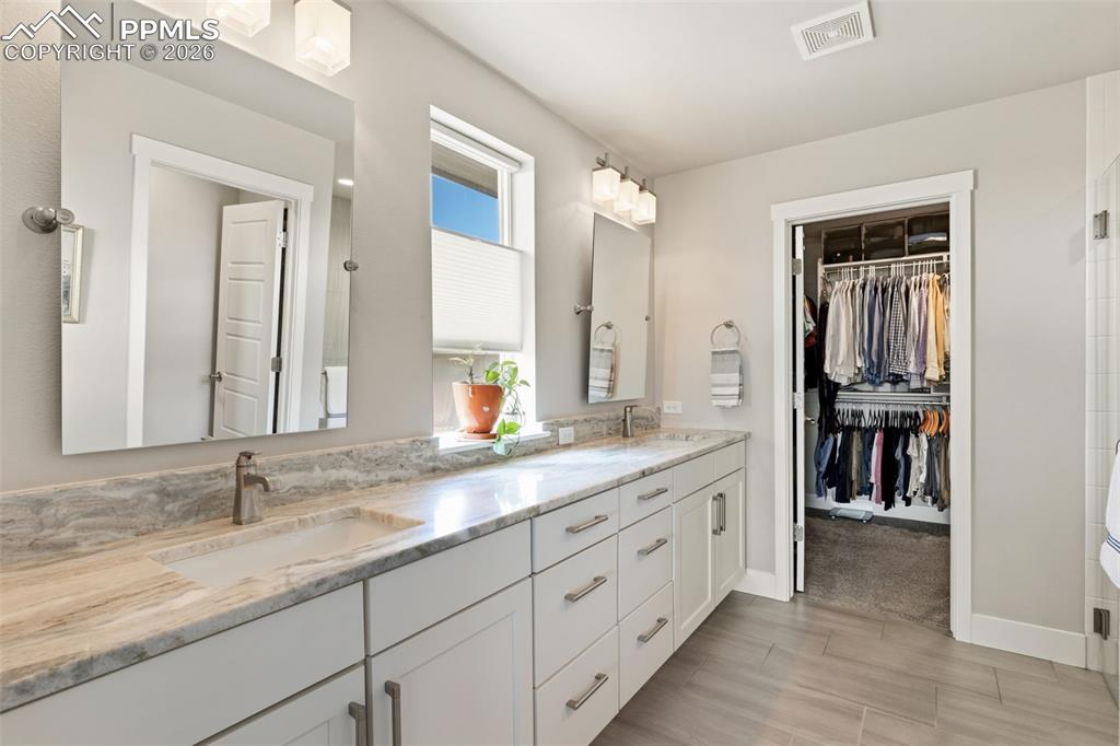 Image 21 of 50: Bathroom