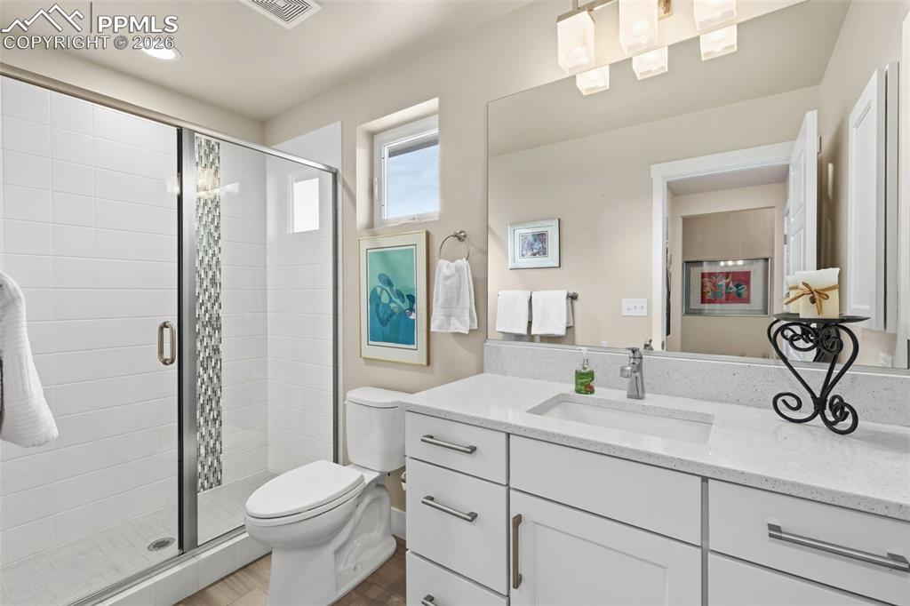 Image 24 of 50: Bathroom