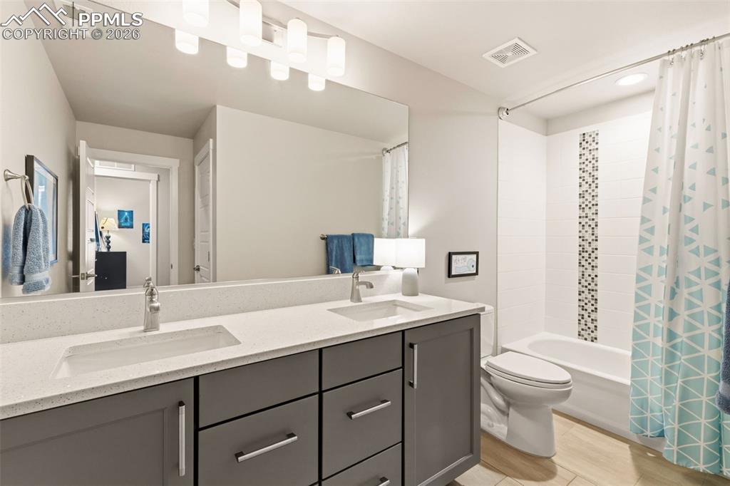 Image 35 of 50: Bathroom