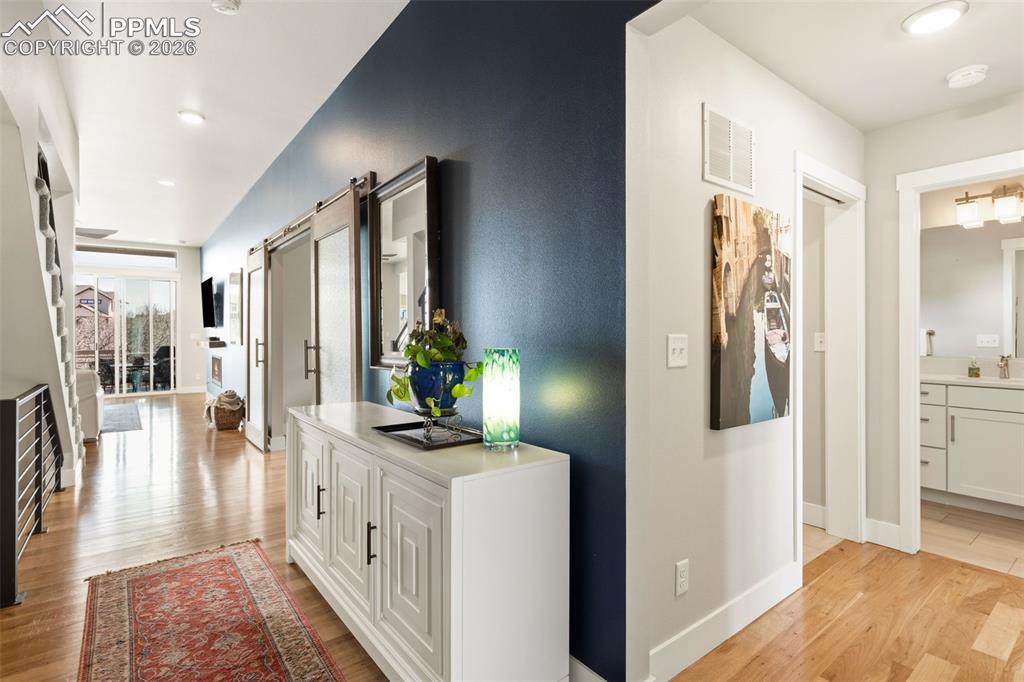 Image 4 of 50: Entry