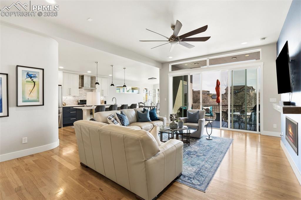 Image 7 of 50: Living Room